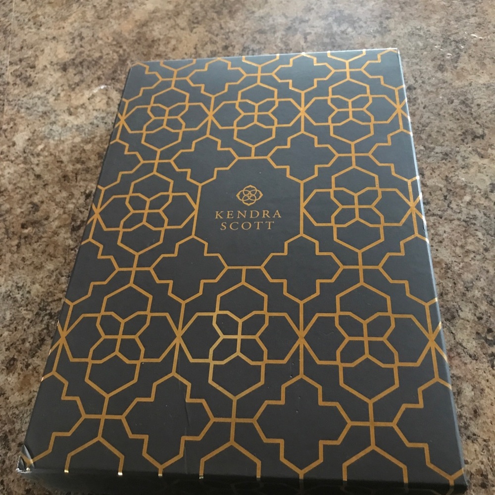 Read below NEW Kendra Scott Stone Slab Tray - Picture 4 of 11